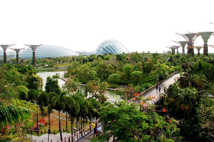Garden by the Bay by Justin Law is licensed under CC BY 2.0