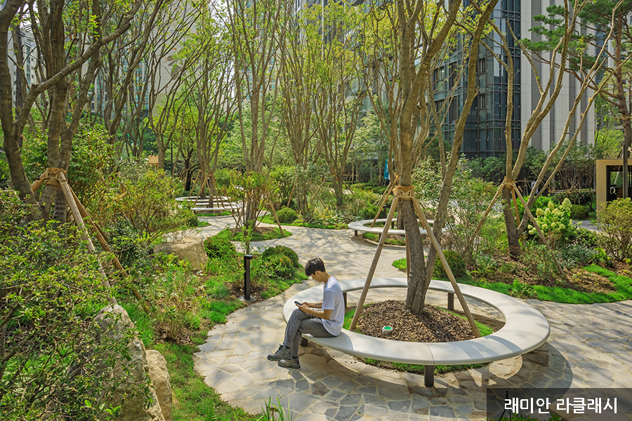 1: The urban forest at Raemian Laclassy allows its residents to enjoy a moment’s rest amongst trees.