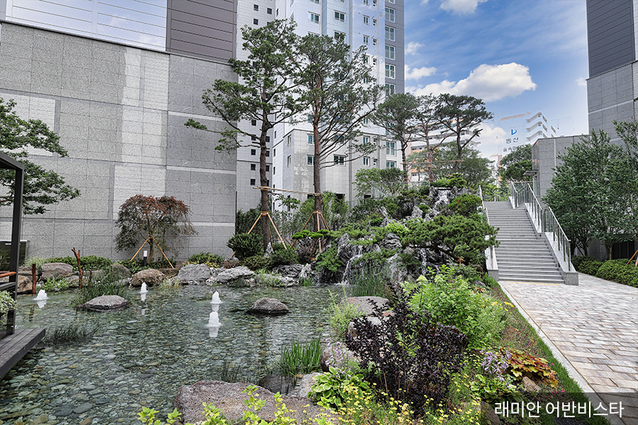 Raemian Urban Vistar’s unique water feature provides tranquil sights and sounds for apartment dwellers.