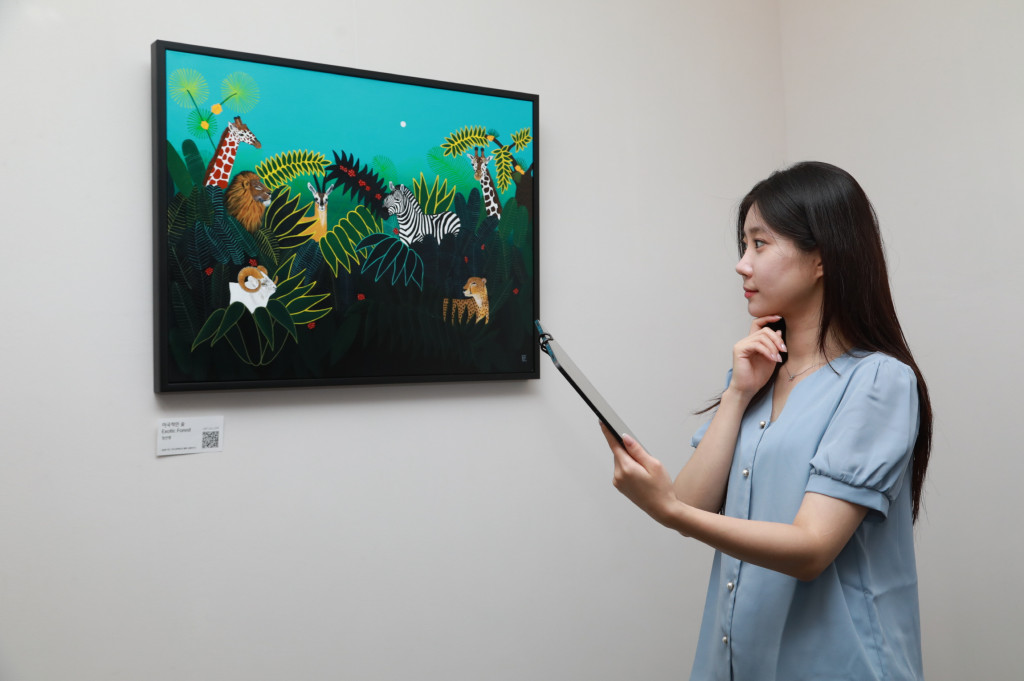 Homeniq allows you to enjoy works of art in your own apartment.