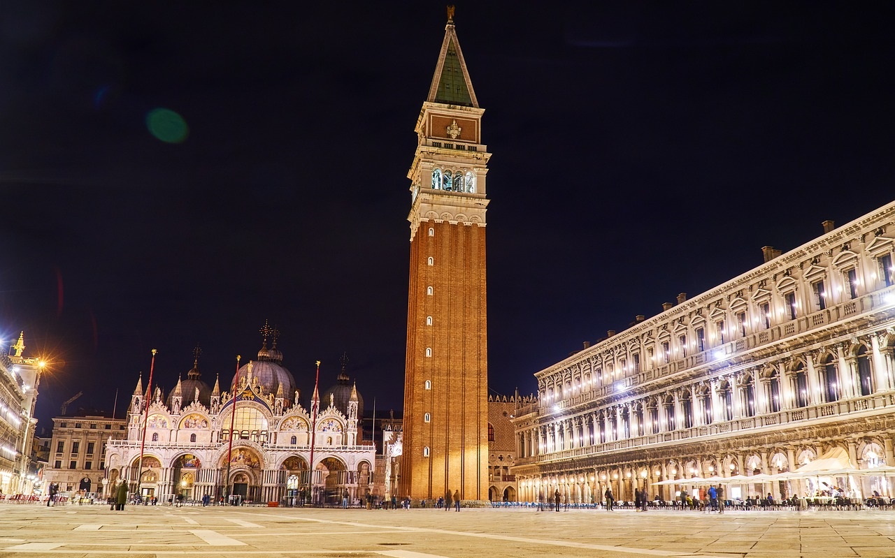 The bell tower, which was completed through reconstruction, is today a landmark in Venice.