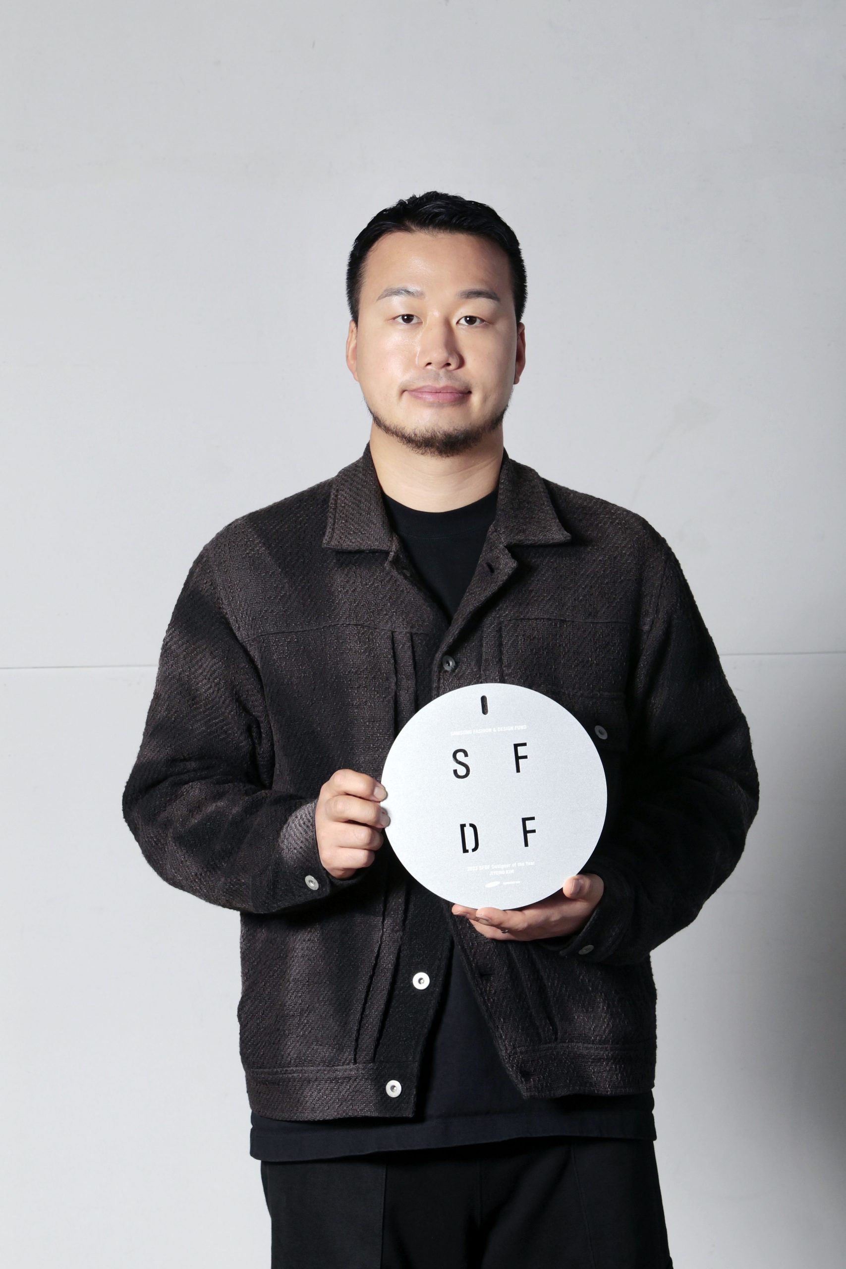 Jiyong Kim has become the winner of the 19th Samsung Fashion Design Fund award.