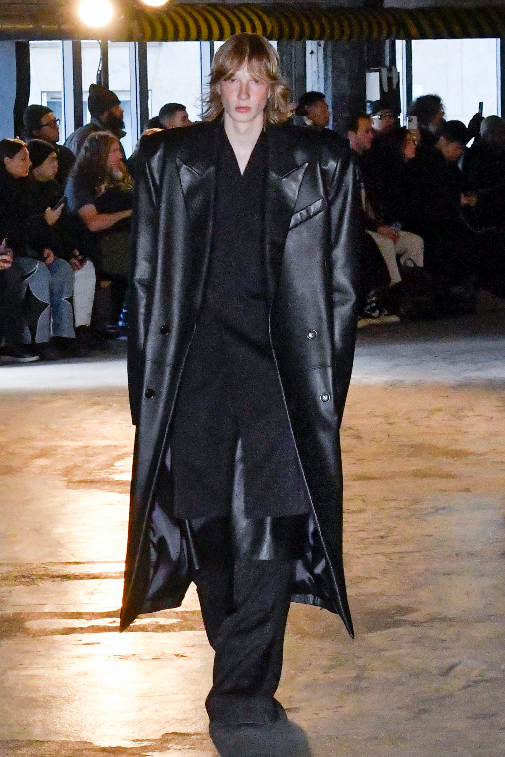 Layering different types of matte and gloss black material, this outfit reminds one of the “Matrix” movie series.