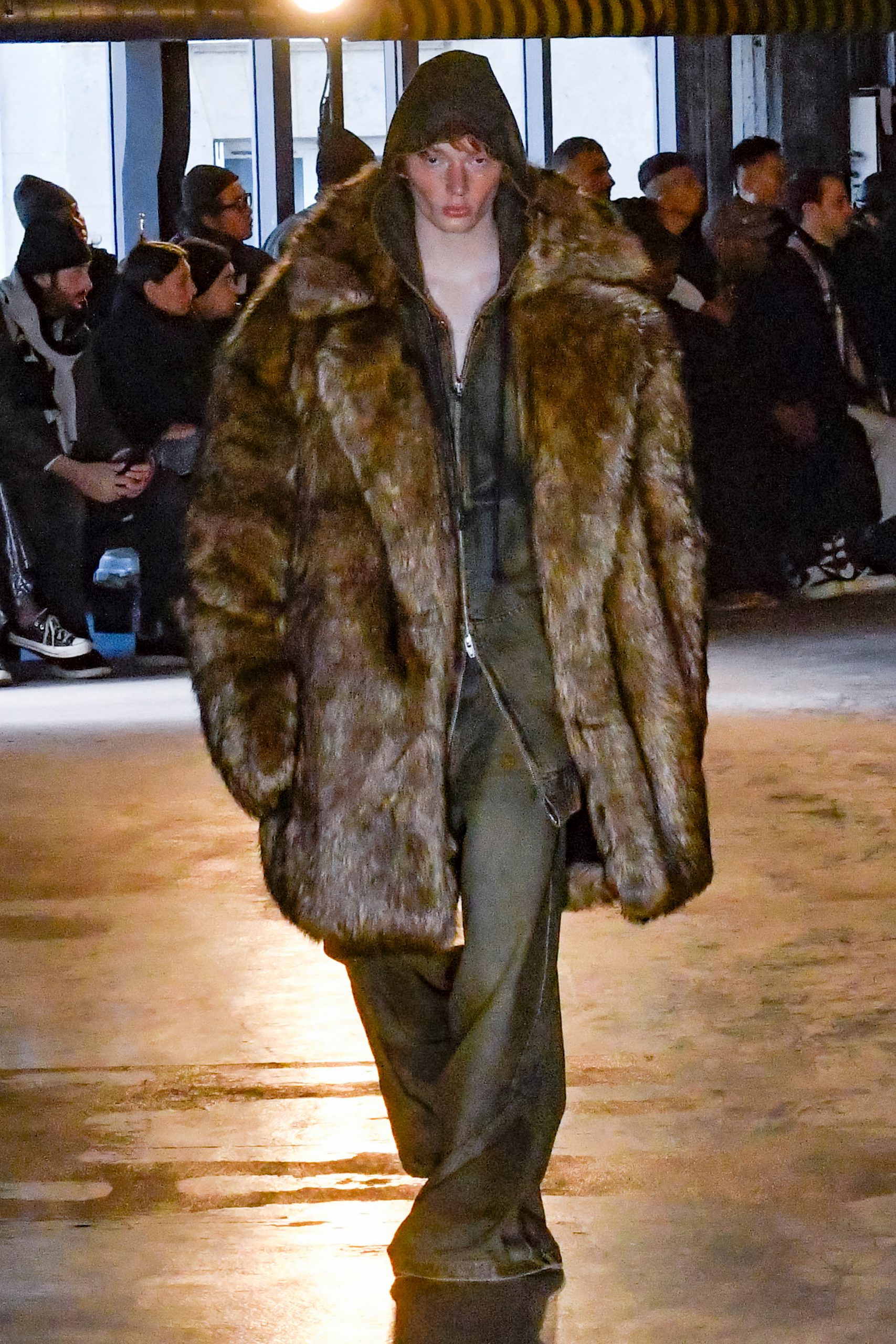 The oversize coat and pants give a generous feeling of volume.