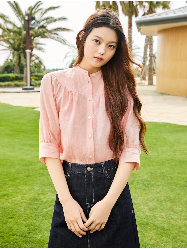 This BEANPOLE LADIES linen blouse in a delicate salmon pink has a band neck and shirring sleeves.