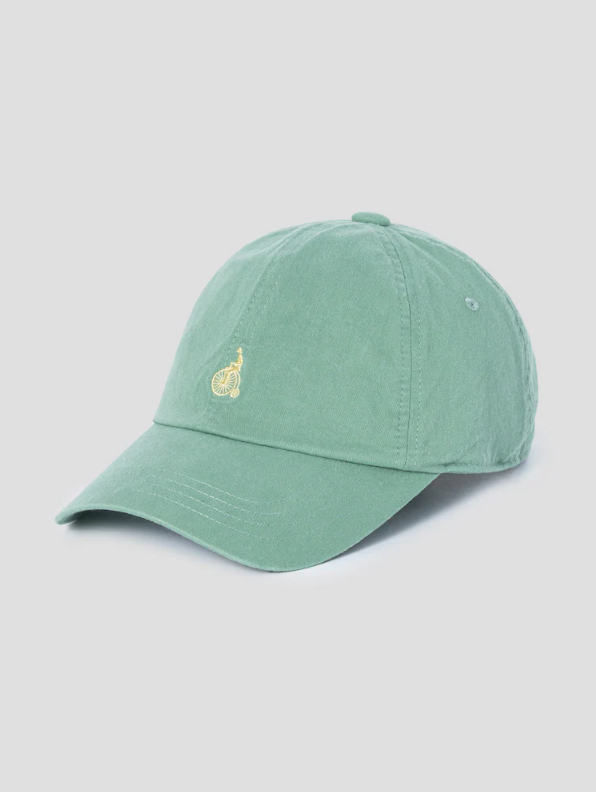 BEANPOLE ACCESSORY's green baseball cap makes a friendly fashion statement.