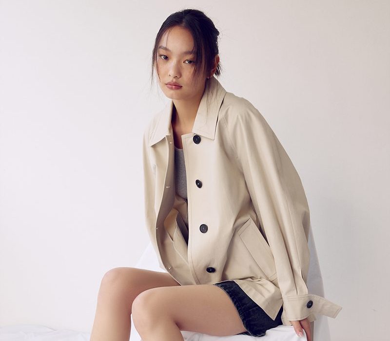 This ivory-colored jacket is a clear sign that winter is gone. (kuho plus)