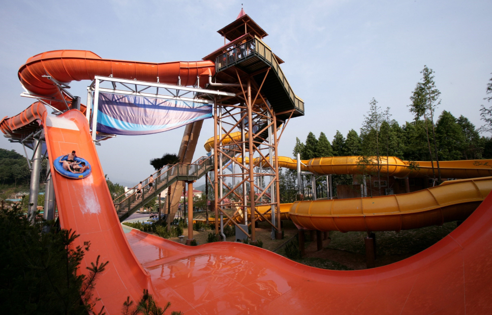 A wide shot of Caribbean Bay’s Tower Boomerango with its 19-meter-high tower that gives guests a thrilling rafting experience at Korea’s favorite water park