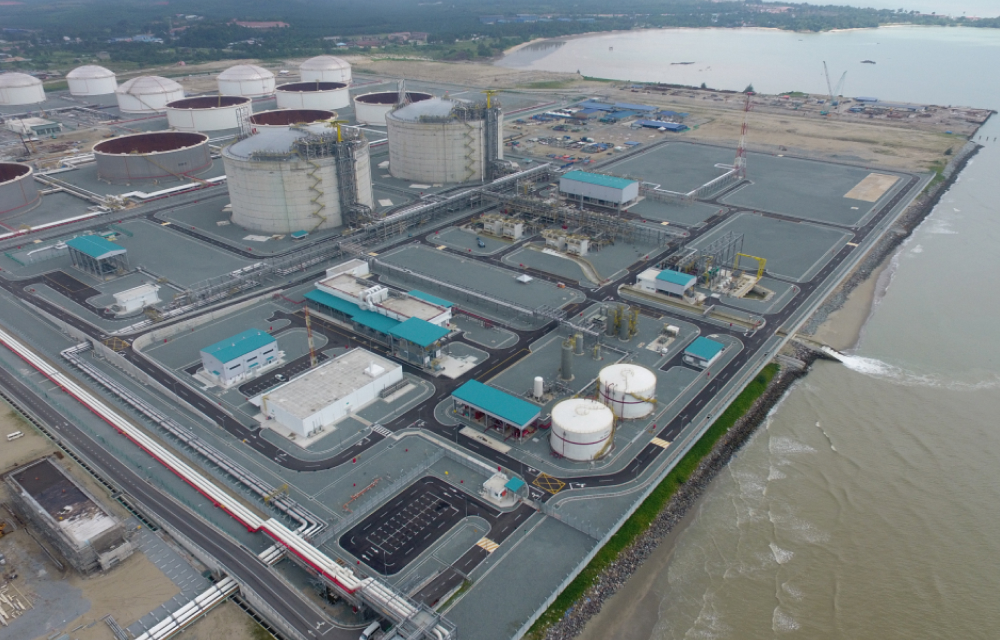 Liquefied natural gas tanks built on a bay in Malaysia, built by Samsung C&T Engineering and Construction