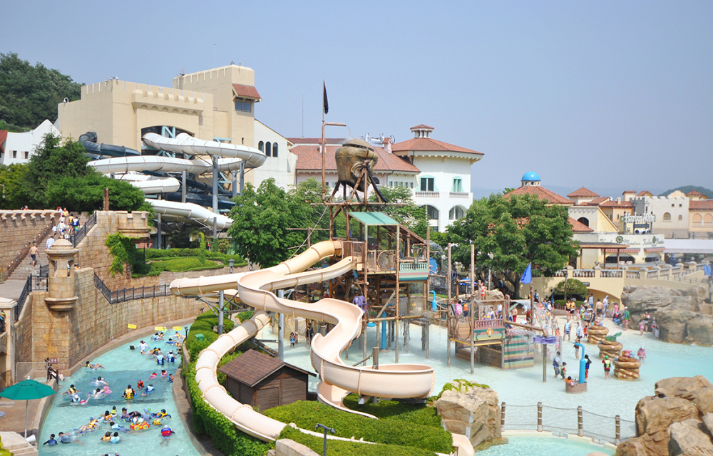 The outdoor adventure water playground at Korea's Caribbean Bay, right next to the lazy river