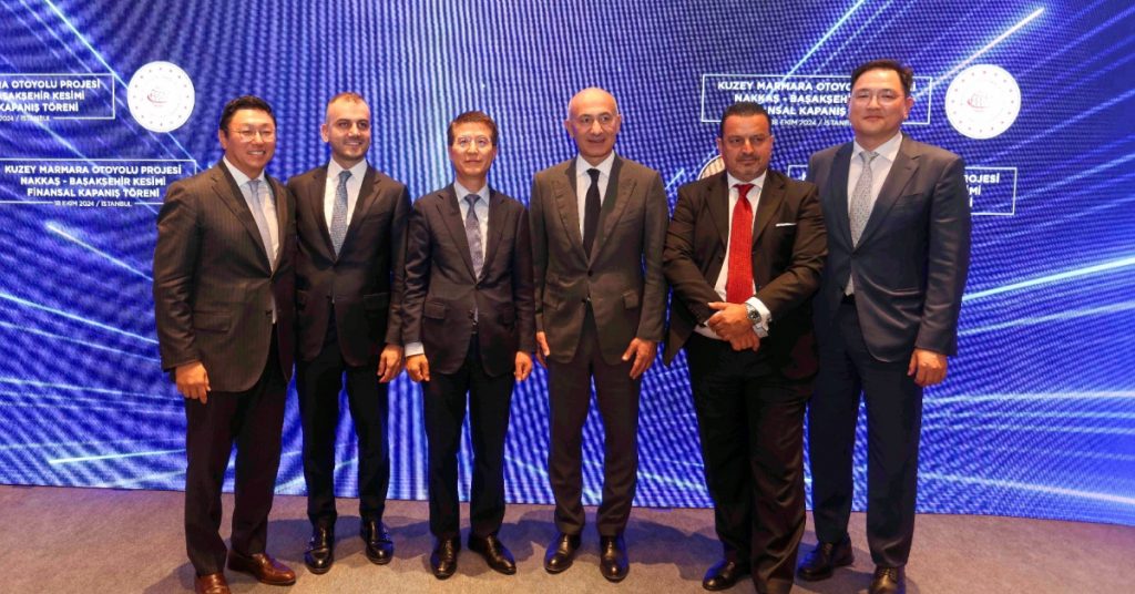 Oh Se-chul, CEO of Samsung C&T Corporation (3rd from the left), and Erman Ilıcak, President of Rönesans Holding (4th from the left), stand together with four other executives at the signing ceremony for a collaboration on a major highway expansion project in Turkiye.