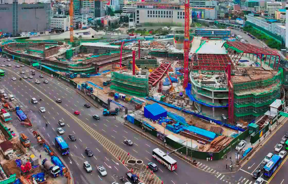 Construction at the DDP is underway with two to three levels of the building’s structure complete with scaffolding and large metal support trusses exposed, the construction was undertaken by Samsung C&T’s Engineering and Construction group.