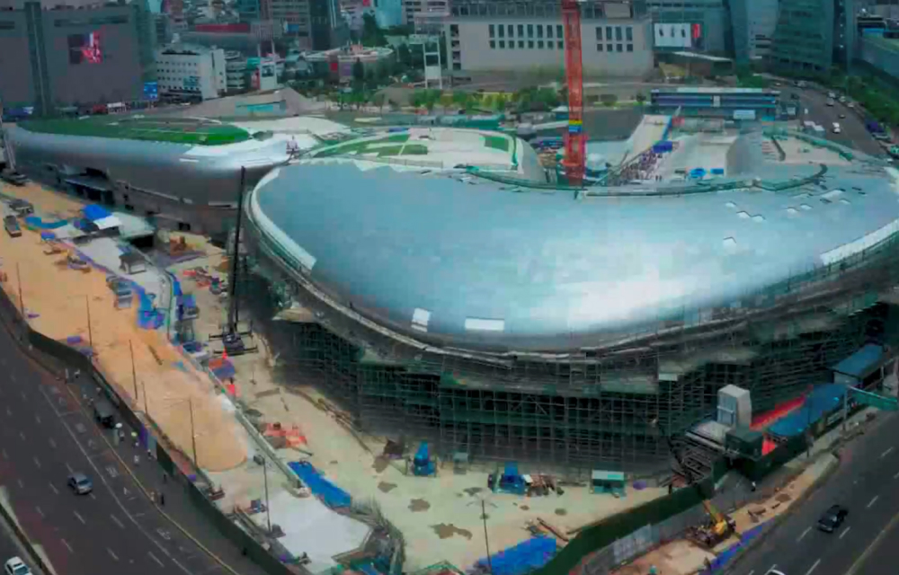 The final exterior panels are being installed on the DDP’s curved structure in Seoul, signs of the rooftop garden are also visible in this wide shot image that captures the full scale of the construction site. The building was constructed by Samsung C&T Engineering and Construction and completed in 2013.