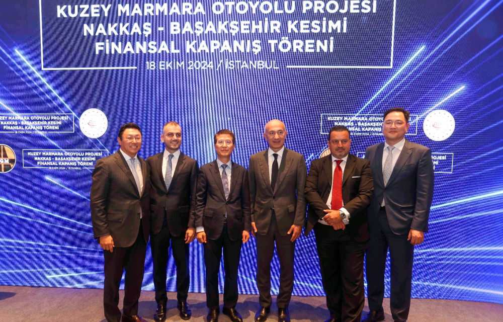 Oh Se-chul, CEO of Samsung C&T Corporation (3rd from the left), and Erman Ilıcak, President of Rönesans Holding (4th from the left), stand together with four other executives at the signing ceremony for a collaboration on a major highway expansion project in Turkiye.