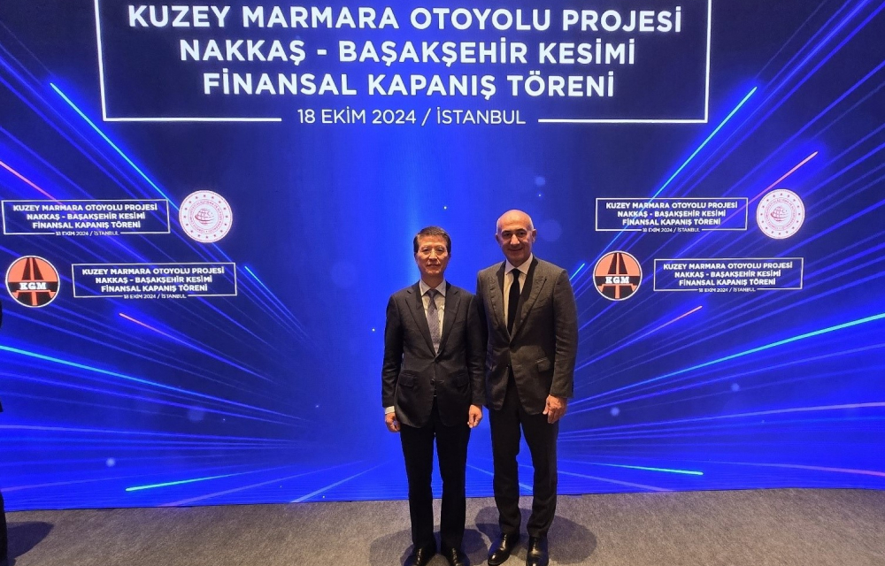 Oh Se-chul, CEO of Samsung C&T Corporation (left), and Erman Ilıcak, President of Rönesans Holding (right), stand together at the signing ceremony for a collaboration on a major highway expansion project in Turkiye.