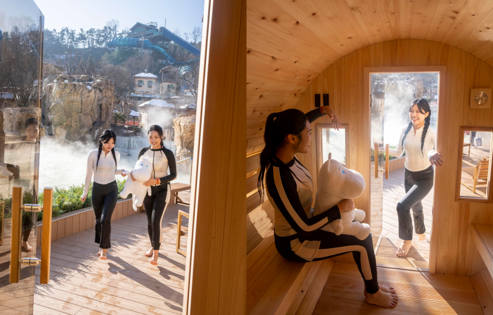 Left image: Two spa guests walk up to the entrance of an outdoor wooden barrel sauna with steamy spa pools located in the background at Korea’s Caribbean Bay; Right image: A water park guest sits on a wooden bench inside an outdoor wooden barrel sauna as another person enters the spa through the front doorway.