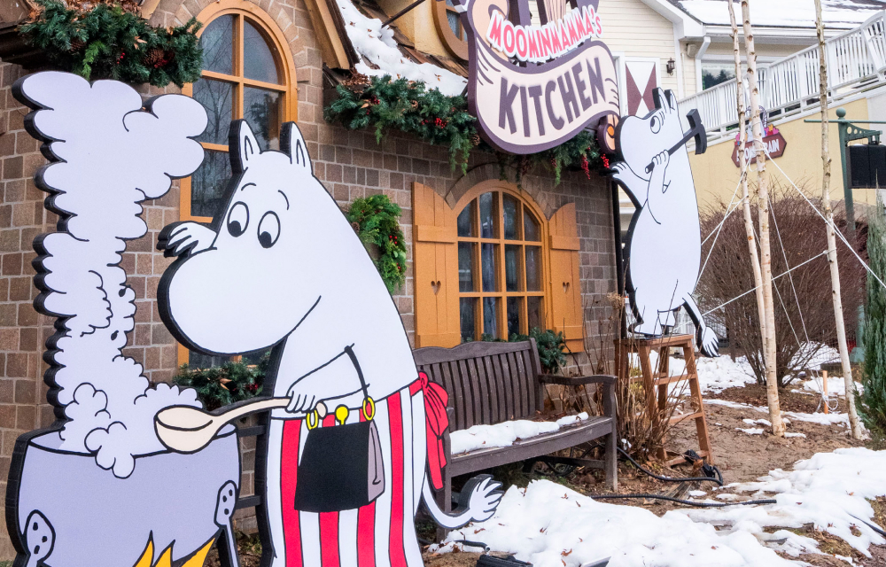 Moominmamma’s Kitchen display – Moomin characters depicted cooking in a snowy, festive outdoor setting.