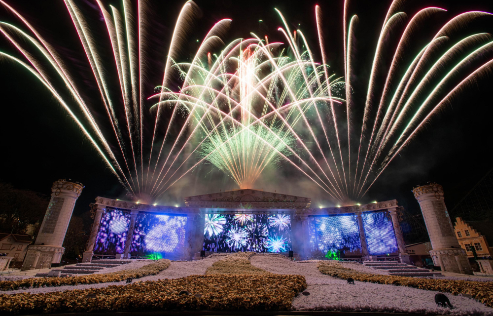 Grand fireworks display at night – Vibrant fireworks illuminate the night sky above a festive stage at Everland Resort