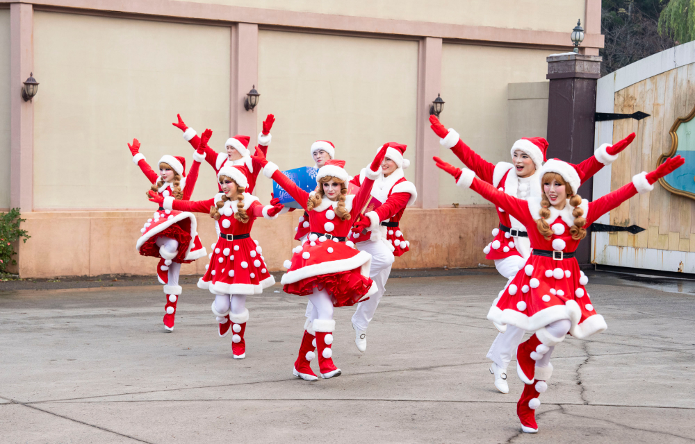 Santa’s Elves performing at Everland’s Carnival Square this Christmas!