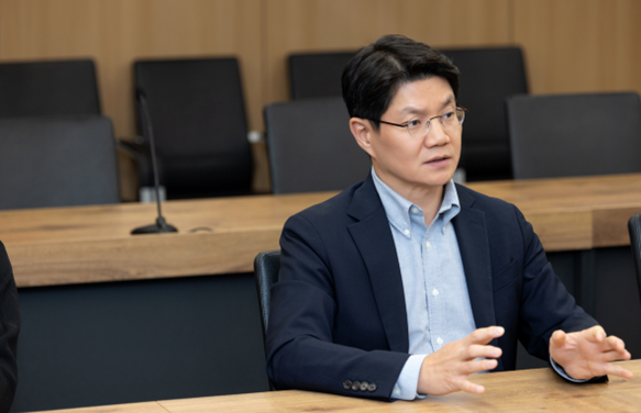 Sungjun Kang, the leader of Samsung C&T’s Digital Innovation Group, speaking during an interview in a conference room.