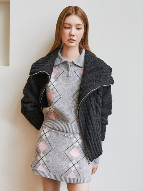 xooos showcases Look 2 from the first drop of the 8seconds x xooos collaboration, wearing an Argyle Knit Pullover in Grey and a matching Argyle Knit Skirt, styled with an Unbalance Off-Shoulder Cardigan in Black. The soft textures and structured layering elevate the outfit, blending preppy elegance with a cozy aesthetic.