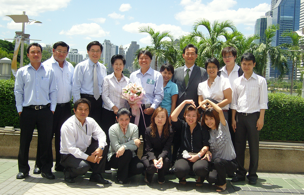 Chaimongkol Worapinpong celebrates receiving his Best T&I Employee Award with the Bangkok office team