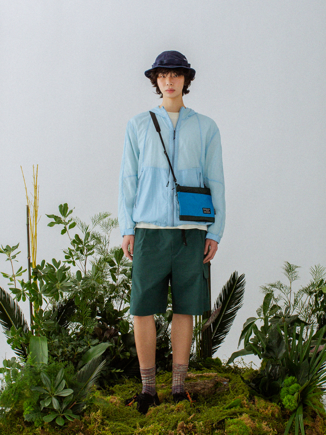 BEANPOLE ACCESSORY x OverLab blue sacoche with zipper pulls crafted from paragliding ropes
