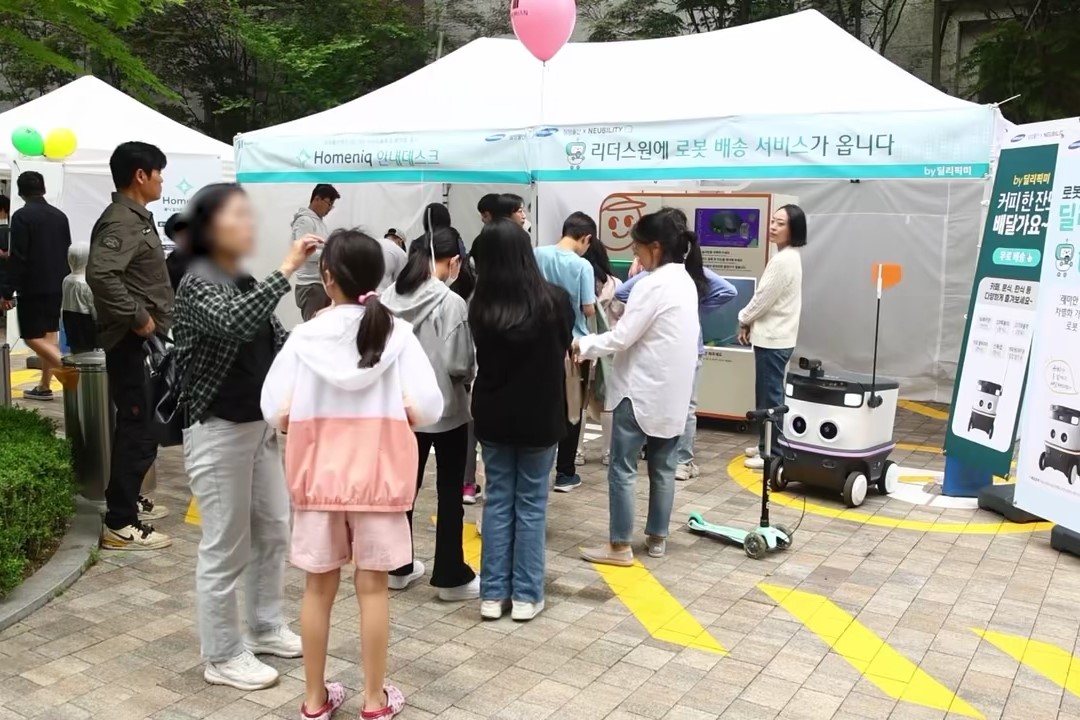 입주민들이 삼성물산이 선보이는 '딜리픽미' 서비스 체험과 이벤트에 참여하고 있다