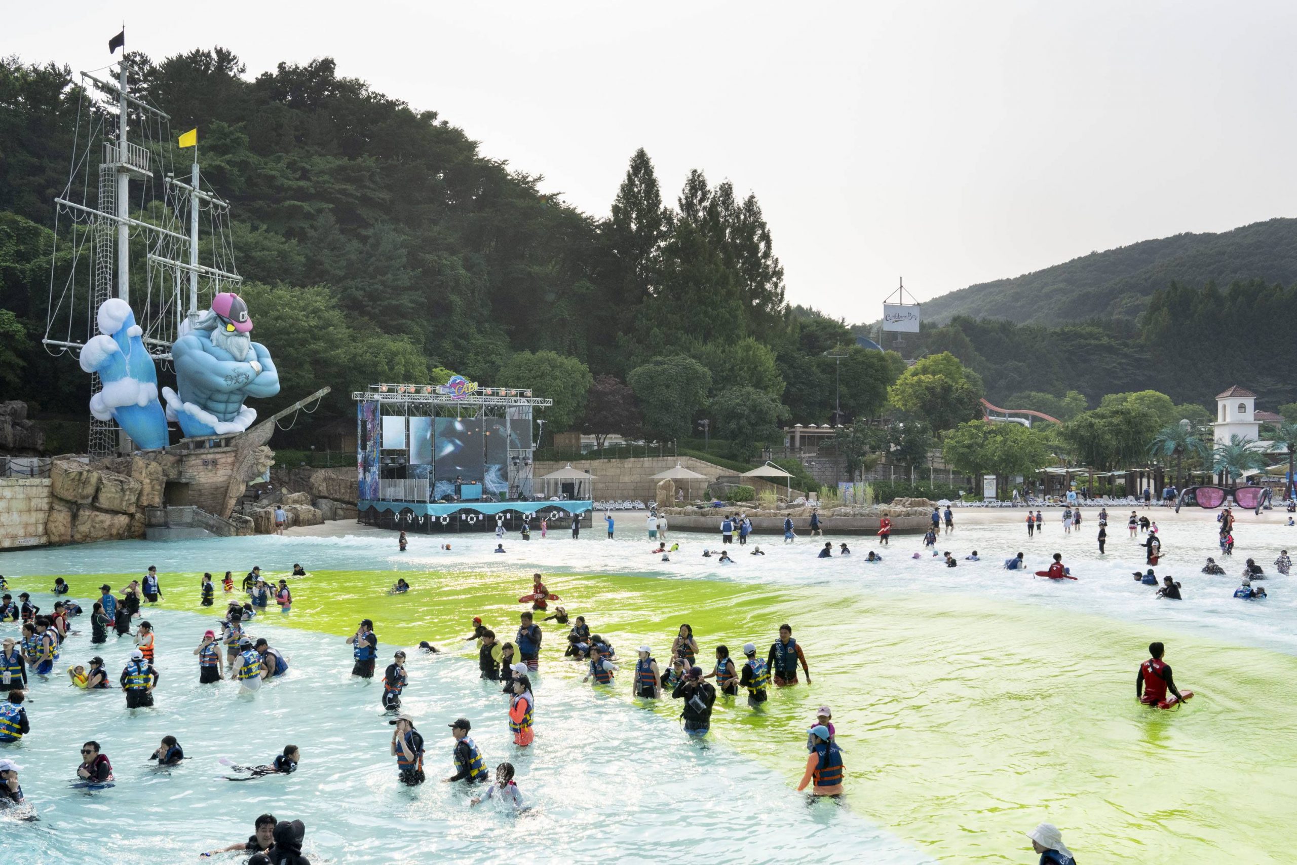 캐리비안 베이_힙세이돈 시그니처 조형물과 클럽 캐비 무대가 설치된 야외 파도풀