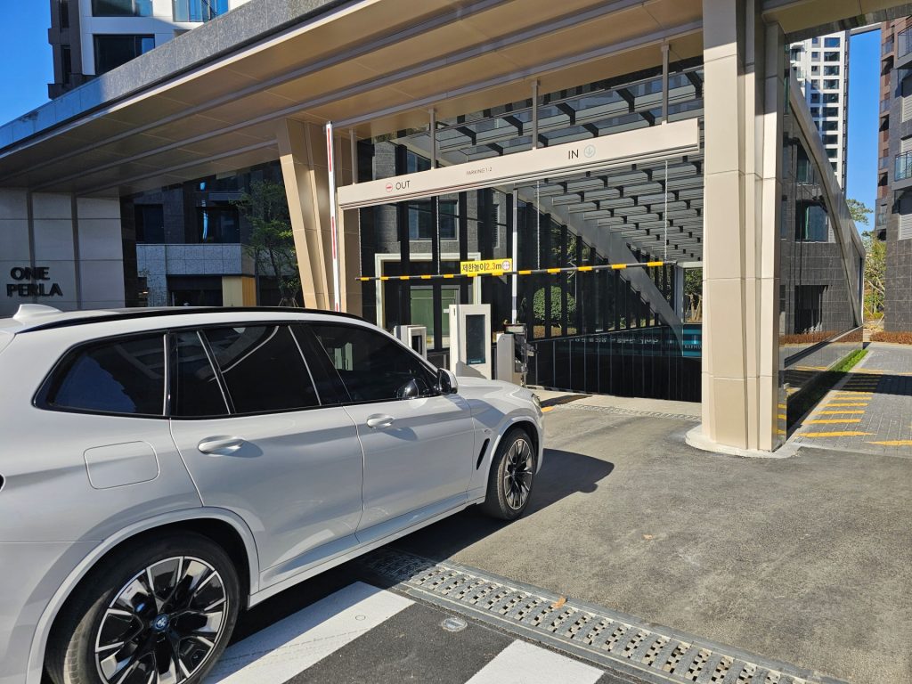 래미안 AI 주차장 주출입구