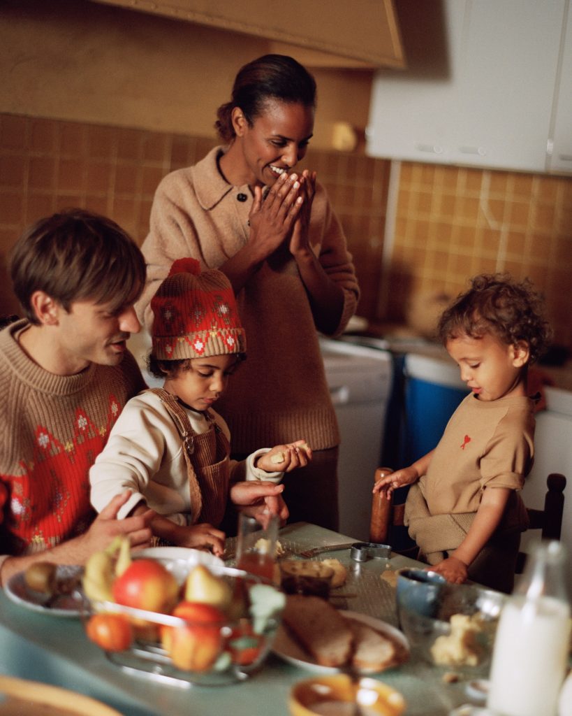 2025년 겨울 시즌 아미 홀리데이 컬렉션 화보