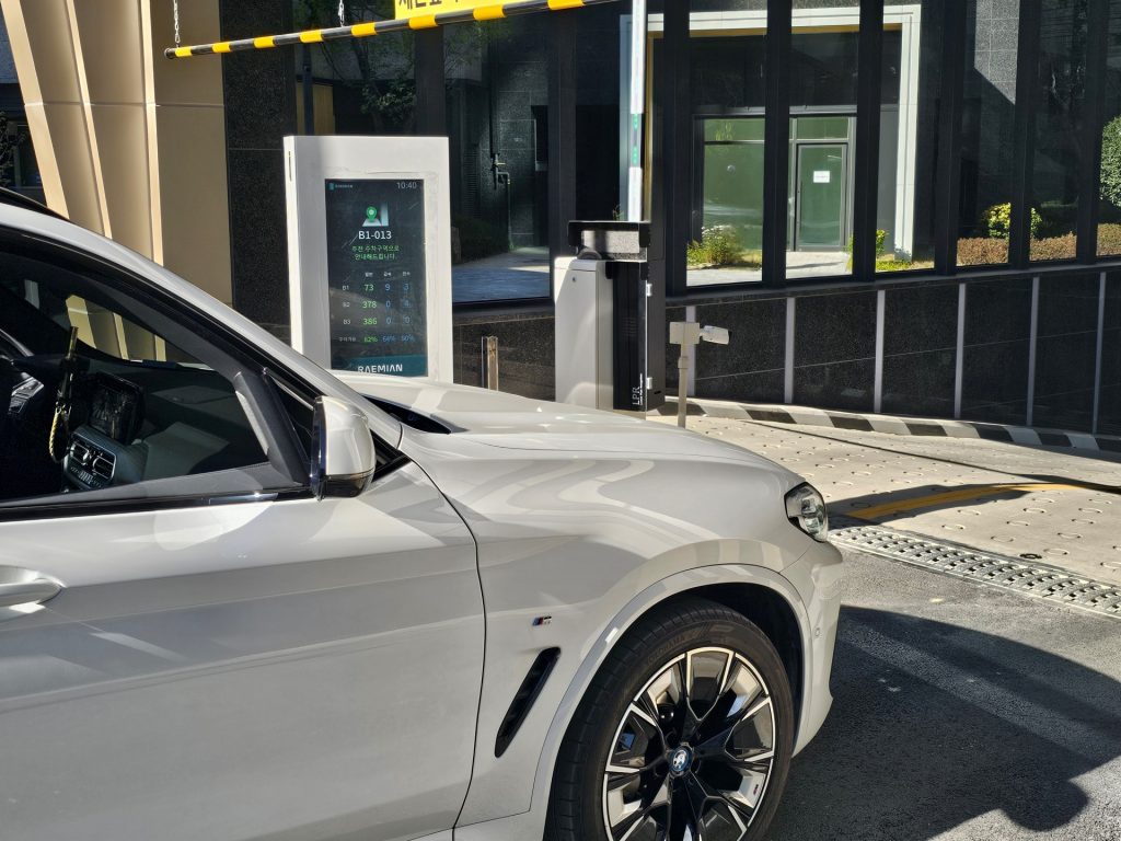 래미안 AI 주차장 입출자 사이니지