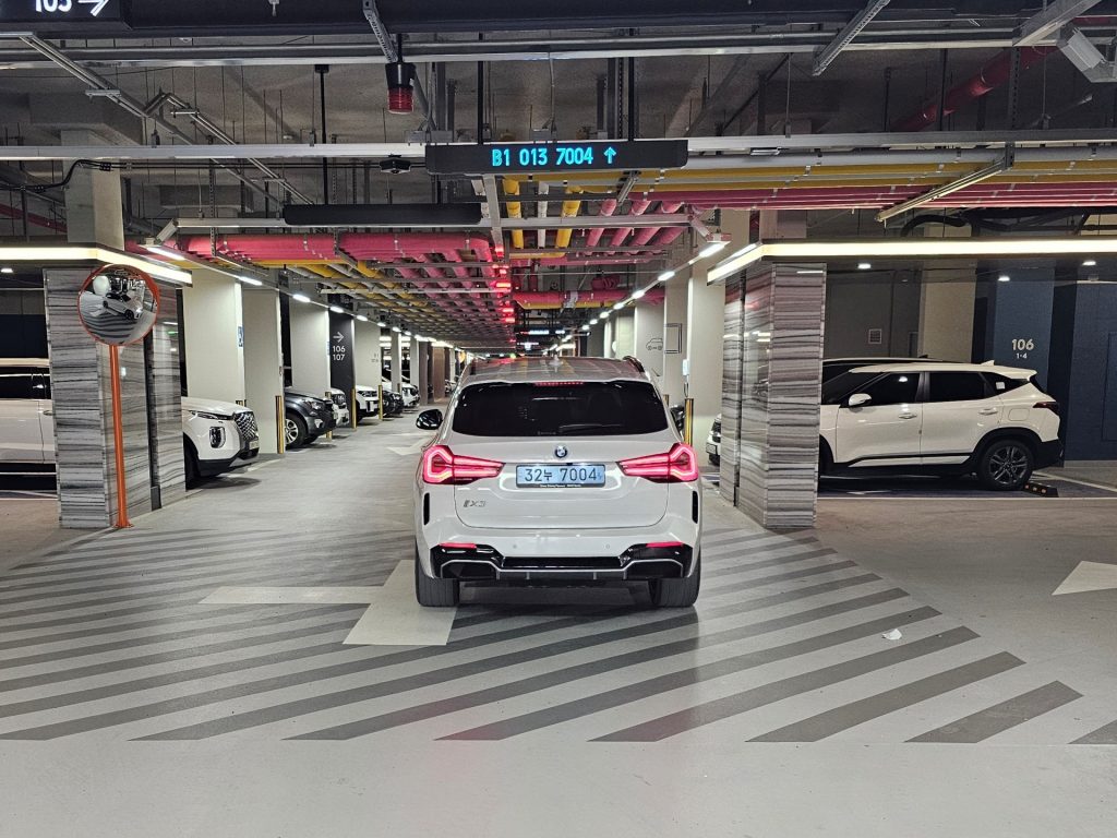 래미안 AI 주차장 경로 안내판