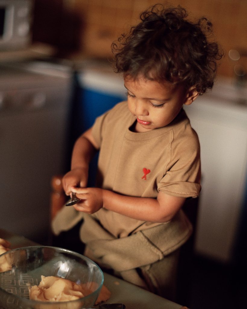 2025년 겨울 시즌 아미 홀리데이 컬렉션 화보