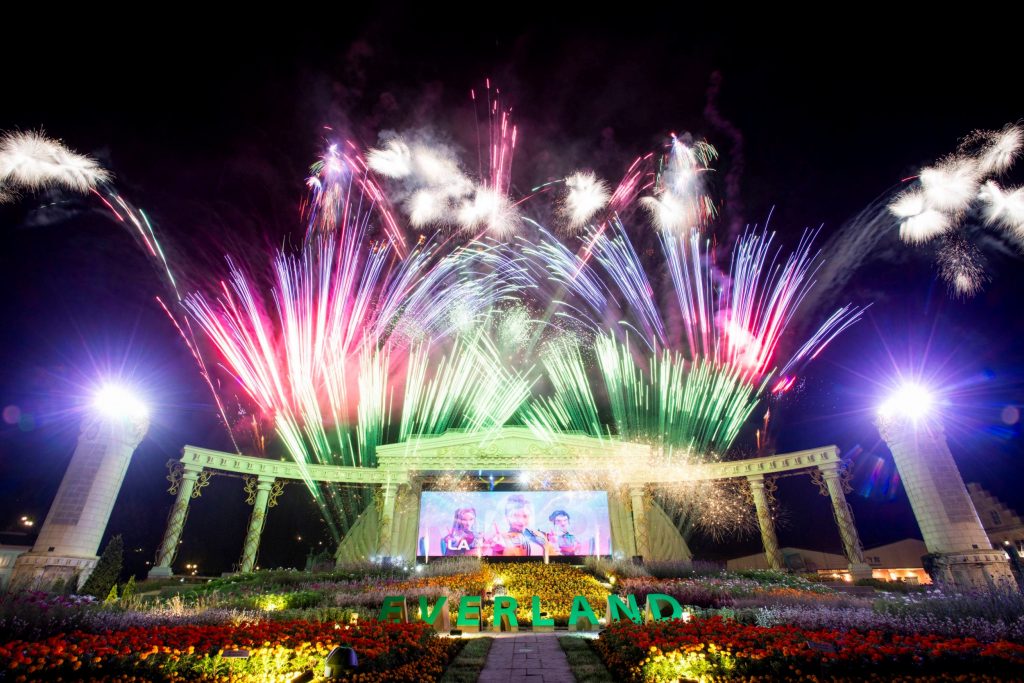 포시즌스가든에서 펼쳐지는 '케이팝 데몬 헌터스 싱어롱 불꽃쇼'