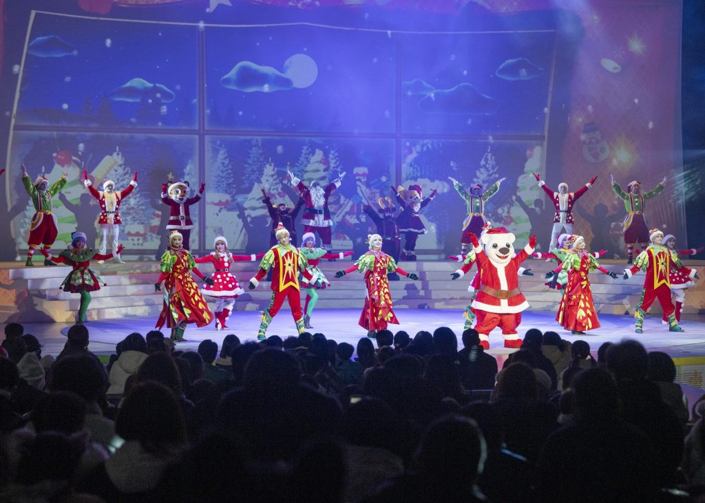 'Very Merry 산타 빌리지' 공연