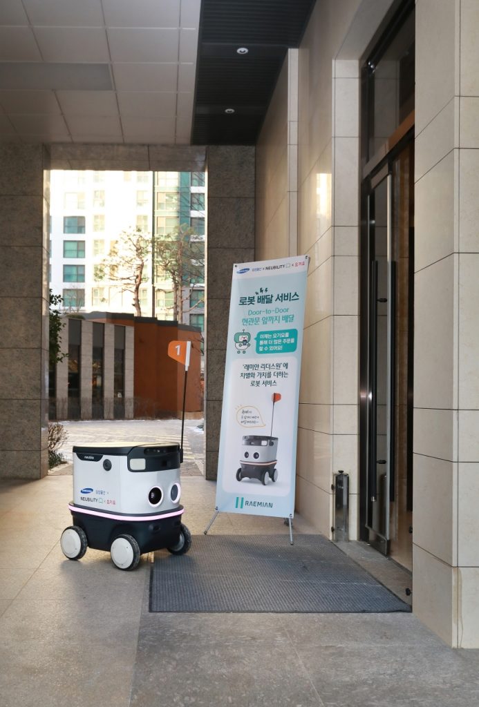 스스로 공동현관을 출입, 엘리베이터를 이용하는 음식배달로봇