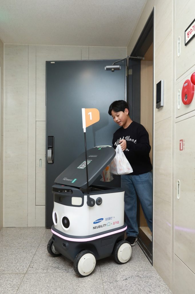 아파트 세대 현관까지 도착한 음식배달로봇