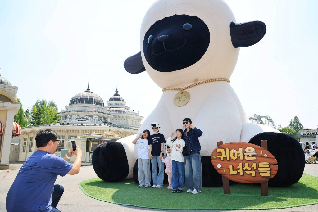 에버랜드 대형 흑비양 포토존
