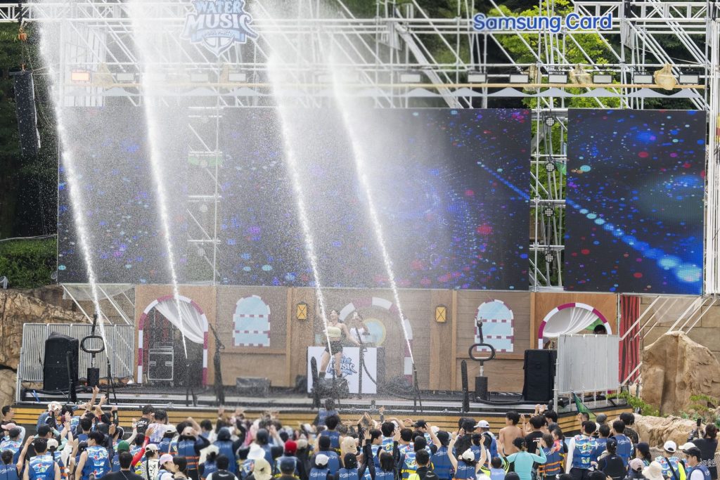 캐리비안 베이 파도풀에서 펼쳐지는 워터 뮤직 풀파티 현장