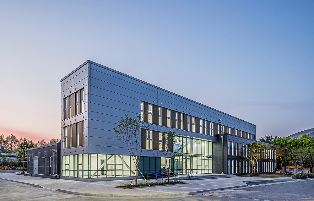 Completed Smart Construction Support Center, composed of 69 modular units and assembled on-site in just 8 days.