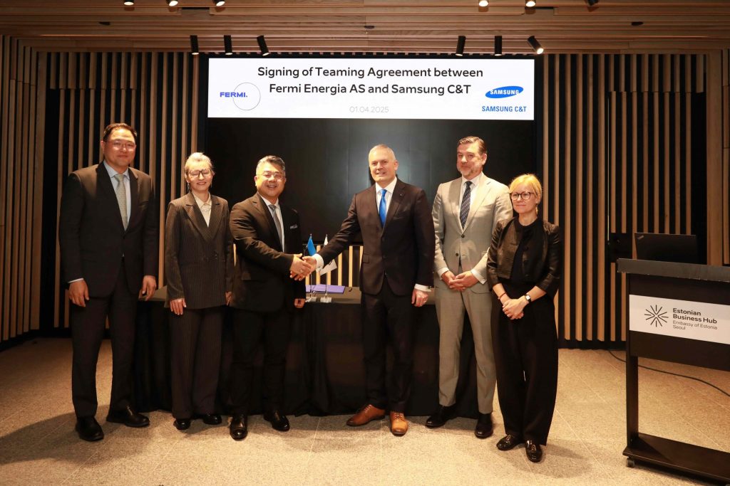 Fermi Energia and Samsung C&T E&C Group representatives shaking hands during the SMR teaming agreement signing ceremony at the Estonian Business Hub, Seoul, on April 1, 2025.