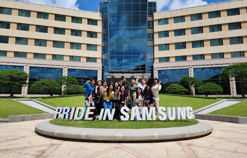 Employees posing in front of the Samsung Human Resources Development Institute building in Yongin.