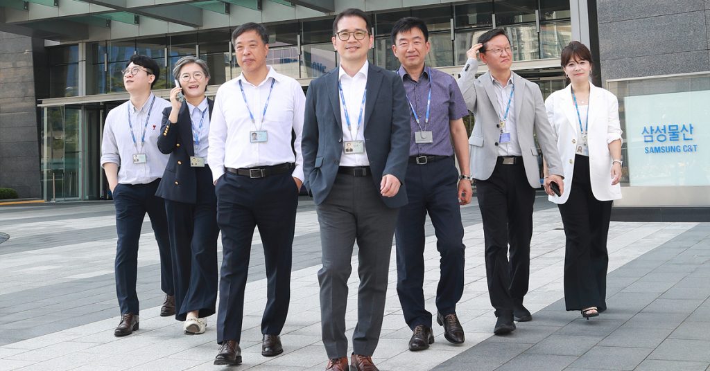 Members of Samsung C&T’s Data Center Business Team walk together outside the company headquarters, symbolizing collaboration and forward-looking growth.