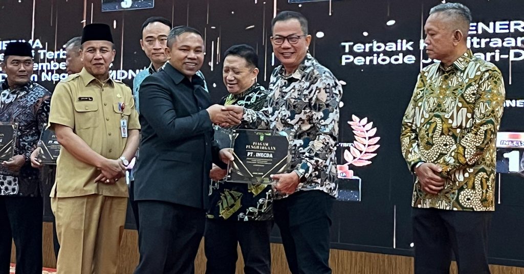 PT Inecda Director Hendri T. accepts the CSR Award from Governor Abdul Wahid at the 2025 Riau Investment Forum in Pekanbaru.