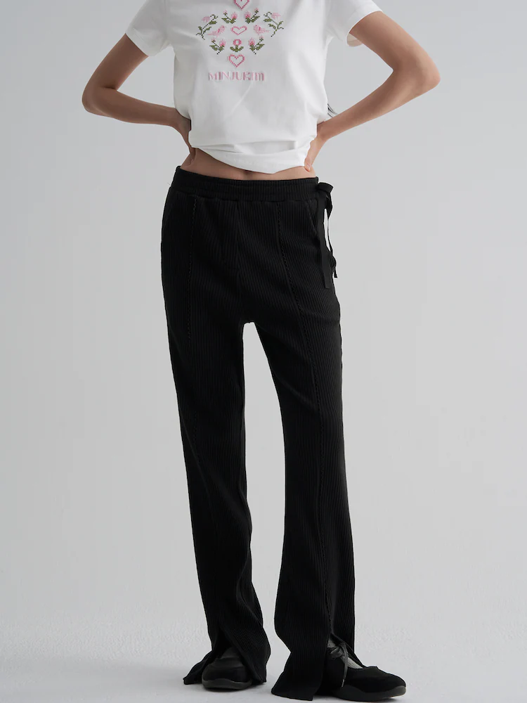 The 8seconds MINJUKIM Side-Slit Jersey Pants in Black, designed with a straight-leg silhouette and soft ribbed texture. Side slits add fluidity and comfort, making the pants a versatile base for both casual and elevated styling.