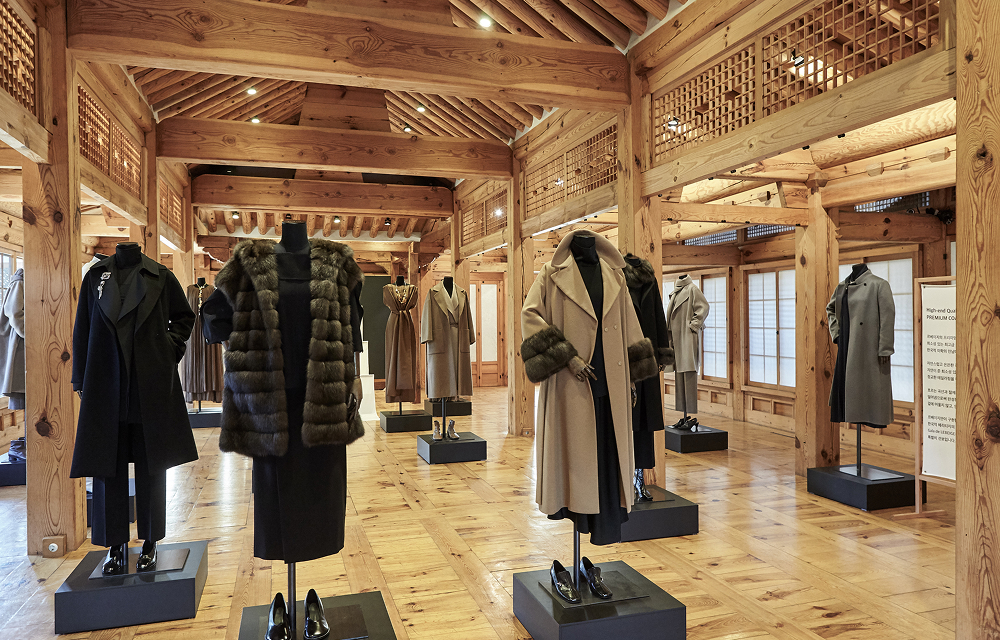 Exhibition view of Gala de LEBEIGE at the Korea Furniture Museum, featuring mannequins dressed in LEBEIGE’s 2025 Fall/Winter Signature Coat Collection displayed in a traditional wooden interior.