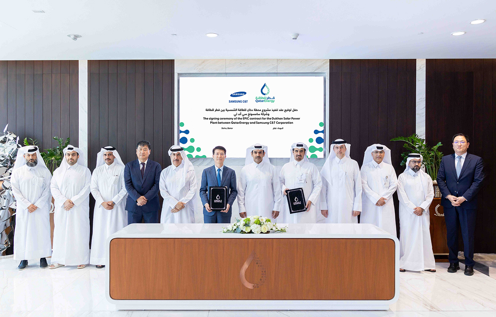 Group photo of Samsung C&T and QatarEnergy executives during the signing ceremony for the 2,000MW Dukhan Solar Power Project in Doha.