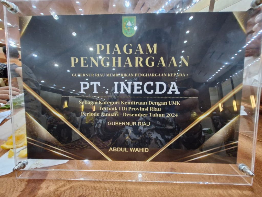 Close-up of the CSR Award plaque recognizing PT Inecda for outstanding collaboration with local small businesses in Riau.