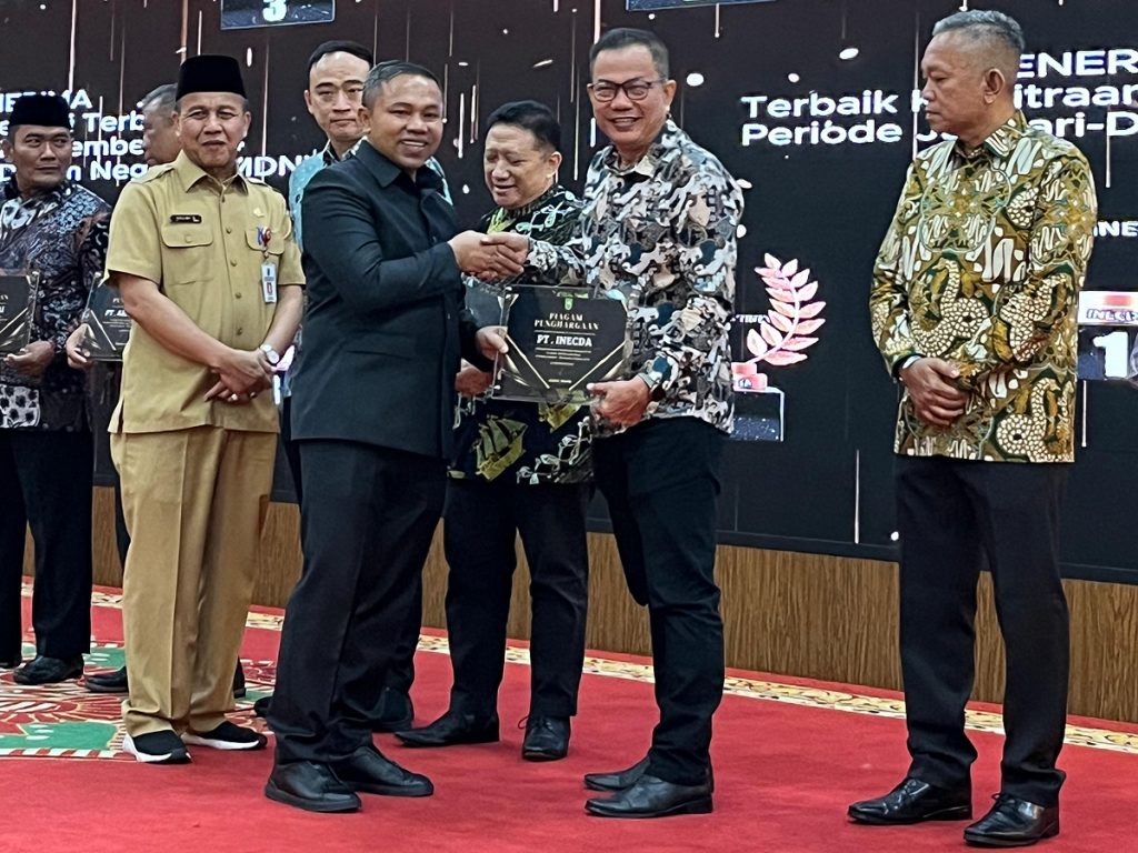 PT Inecda Director Hendri T. accepts the CSR Award from Governor Abdul Wahid at the 2025 Riau Investment Forum in Pekanbaru.